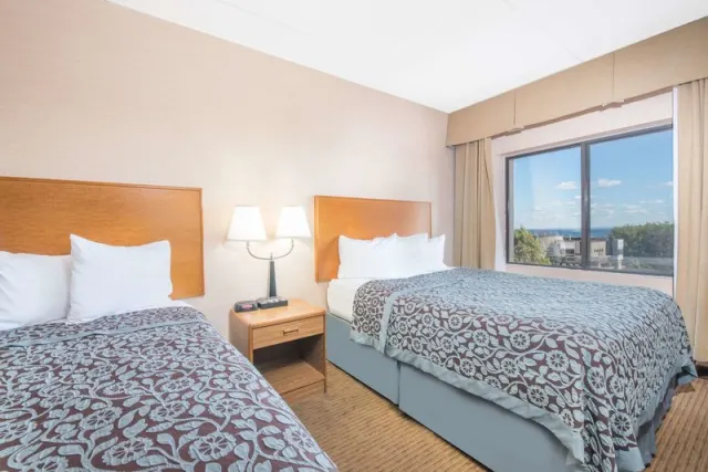 Days Inn by Wyndham Duluth Lakewalk - photo 2