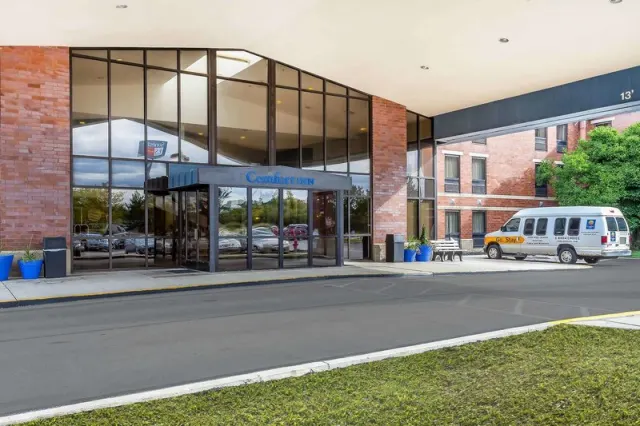 Comfort Inn Cleveland Airport - photo 2