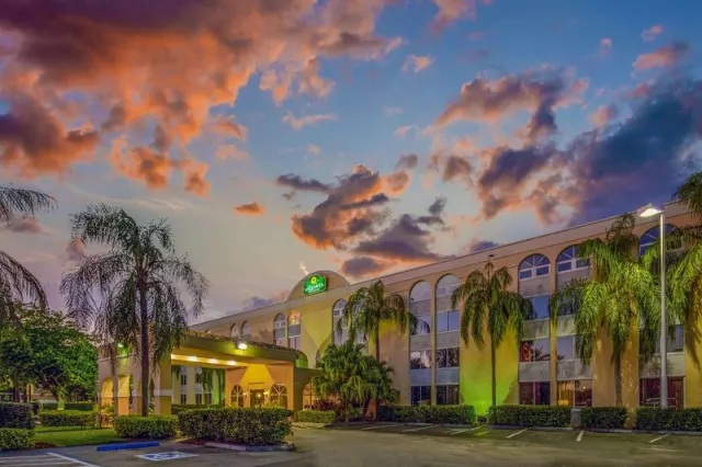 La Quinta Inn & Suites by Wyndham Miami Lakes - photo 2
