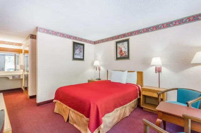 Howard Johnson by Wyndham Salem Hotel  Conference Center - photo 4