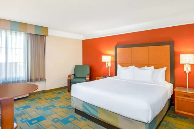 La Quinta Inn & Suites by Wyndham Sherman - photo 3
