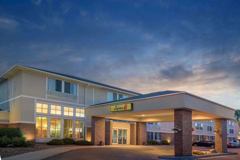 Super 8 by Wyndham Menomonie WI - foto 1