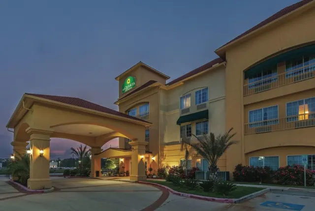 La Quinta Inn & Suites by Wyndham Livingston - photo 4