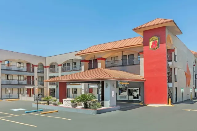 Super 8 by Wyndham Austin University/Downtown Area - photo 3
