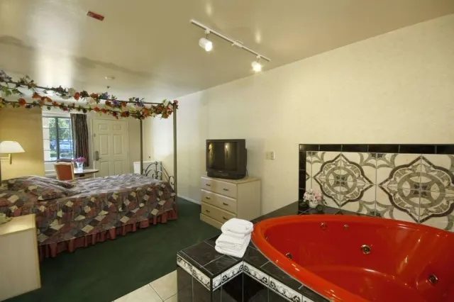 Days Inn by Wyndham Riverside Tyler Mall - photo 4