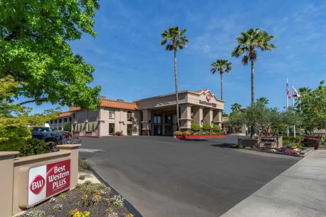 Best Western Plus Hilltop Inn - photo 4