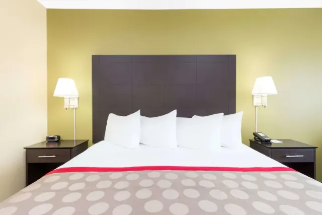 Ramada by Wyndham Vandalia - photo 3