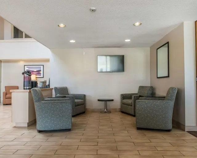 Comfort Inn Highway 401 - photo 4