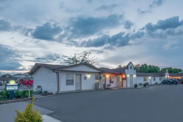 Days Inn by Wyndham Jamestown - photo 2