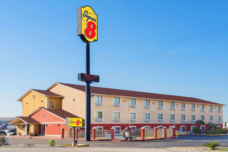 Super 8 by Wyndham San Antonio/I-35 North - photo 1