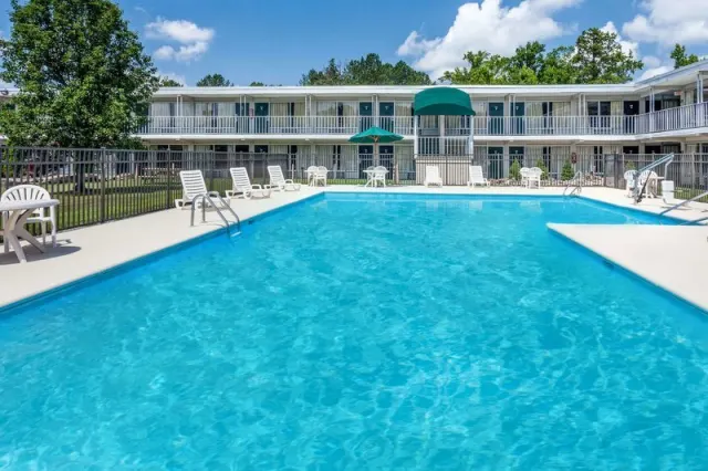Days Inn by Wyndham Cullman - photo 4