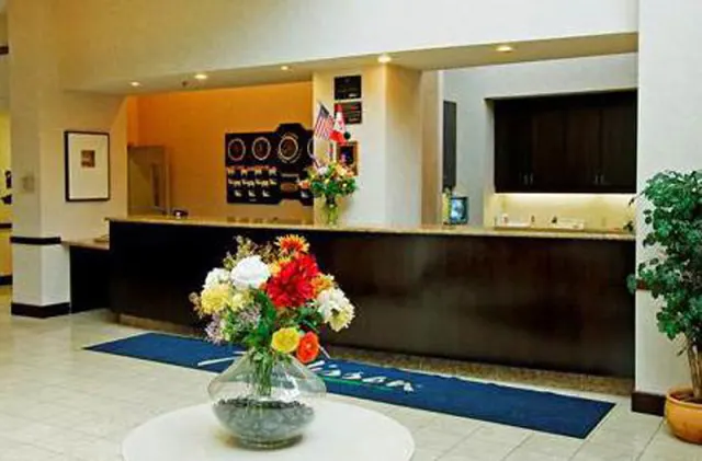Holiday Inn & Suites London - photo 2