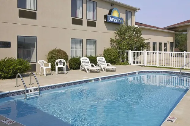 Days Inn by Wyndham Hillsboro - photo 2