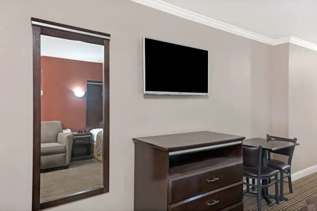 Travelodge by Wyndham Whittier - photo 2