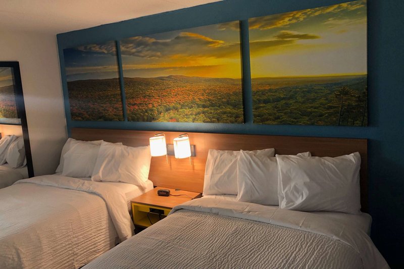 Days Inn & Suites by Wyndham Indianapolis Airport East - photo 1