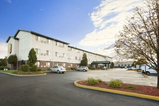 Super 8 by Wyndham Milwaukee Airport - photo 3
