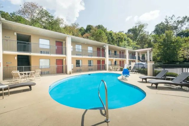 Days Inn by Wyndham Asheville Downtown North - photo 3
