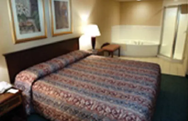 Travelodge Oklahoma City North - photo 2