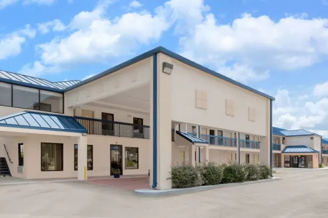Super 8 by Wyndham Hattiesburg South - photo 3