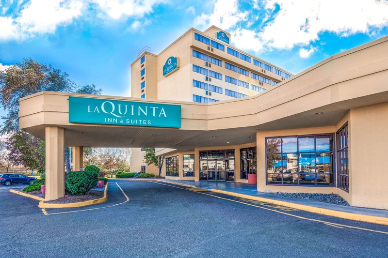 La Quinta Inn & Suites by Wyndham Secaucus Meadowlands - photo 1