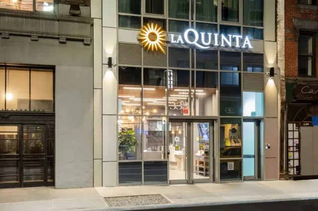La Quinta Inn  Suites by Wyndham Times Square South - photo 4
