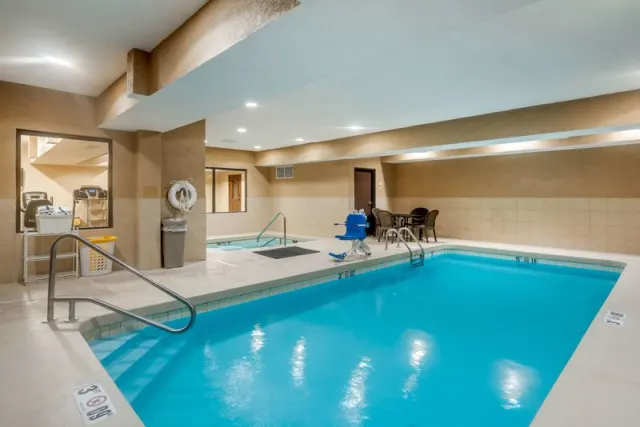 Holiday Inn  Suites Jefferson City - photo 3