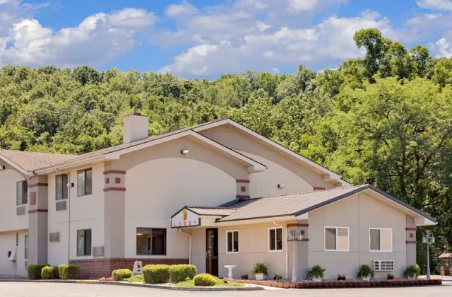 Super 8 by Wyndham Elkins, West Virginia