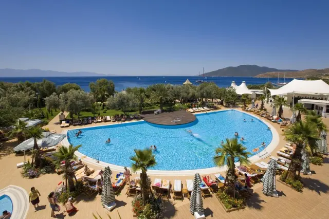 Latanya Park Resort - photo 2