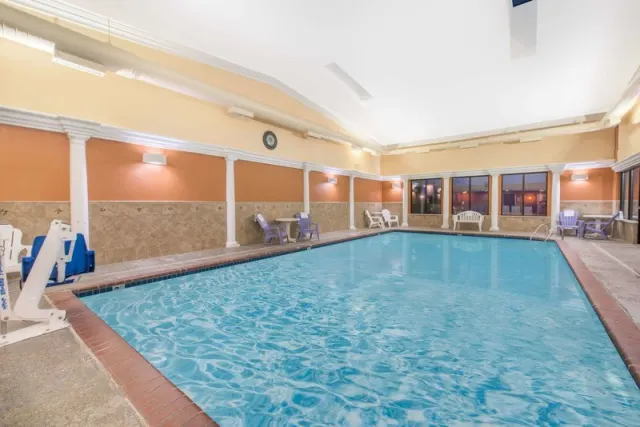 Days Inn by Wyndham Minot - photo 3