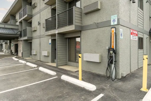 Quality Inn & Suites - photo 2