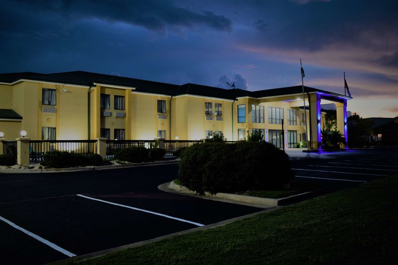 Days Inn by Wyndham Montgomery - photo 1