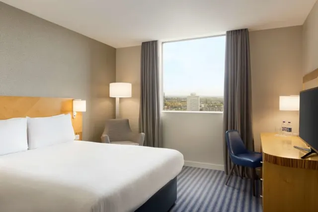 Ramada Hotel & Suites By Wyndham Coventry - photo 2