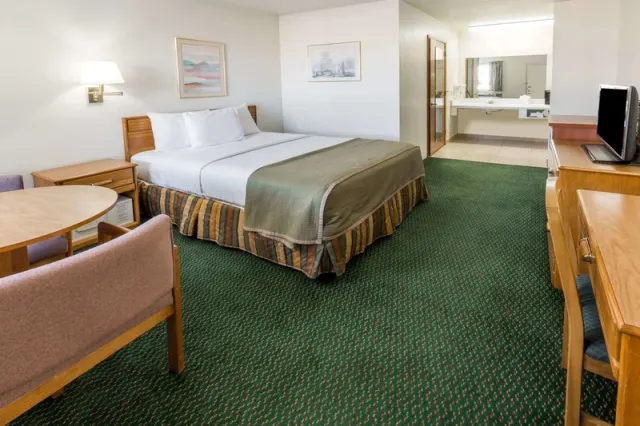 Howard Johnson by Wyndham Roseburg - photo 4