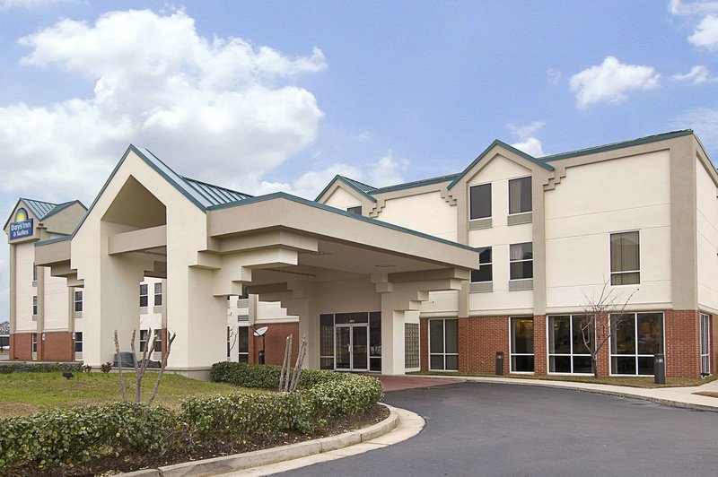Days Inn & Suites by Wyndham Ridgeland - photo 1
