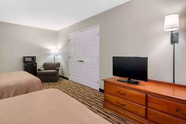 Baymont by Wyndham Port Wentworth - photo 4