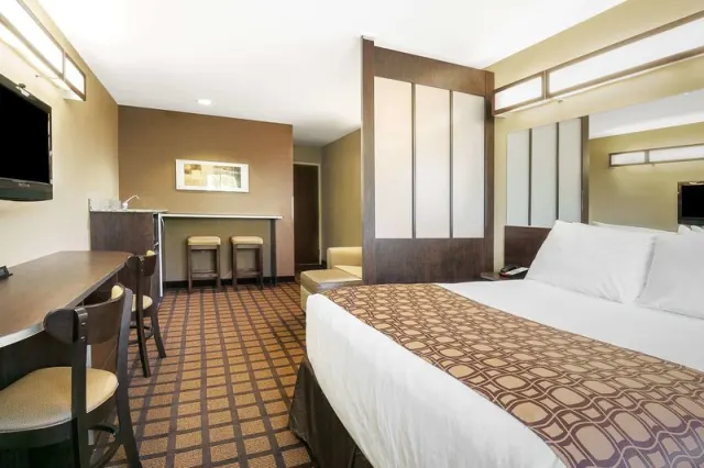 Microtel Inn and Suites by Wyndham Austin Airport - photo 4