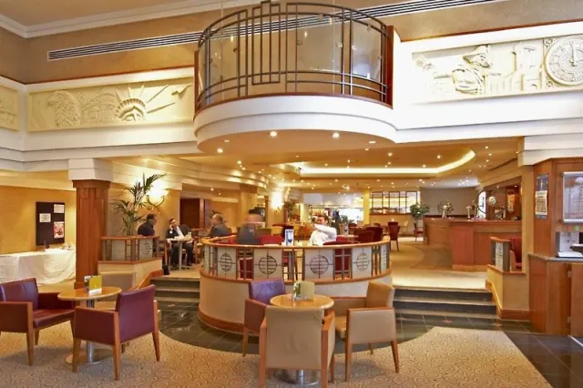 Hilton Croydon - photo 3