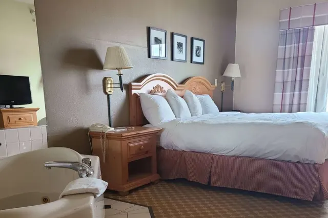 AmericInn by Wyndham Galesburg - photo 4