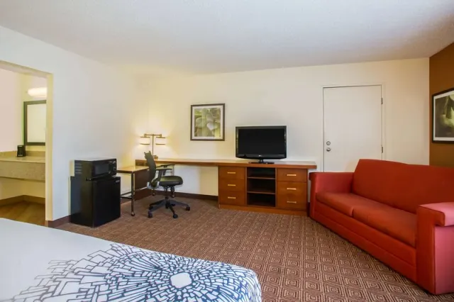 La Quinta Inn  Suites by Wyndham Columbia - photo 4