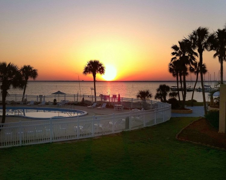 Quality Inn & Suites on the Bay near Pensacola Beach - photo 1