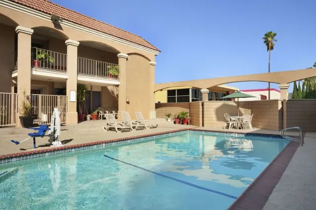 Howard Johnson by Wyndham Buena Park - photo 3