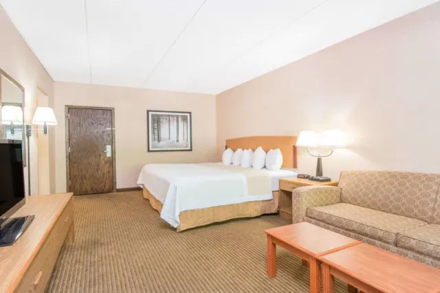 Days Inn by Wyndham Duluth Lakewalk - photo 3
