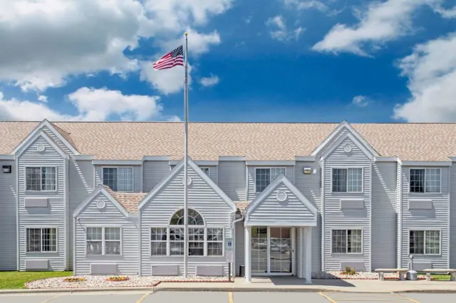 Microtel Inn & Suites by Wyndham Janesville - photo 2