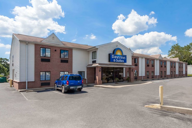 Days Inn  Suites by Wyndham Cambridge - photo 1