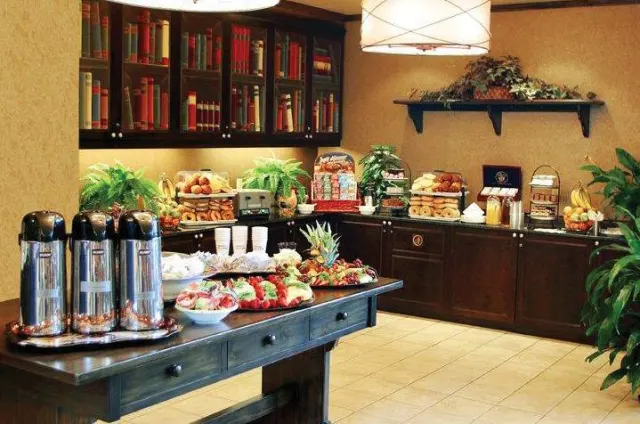 Hampton Inn & Suites by Hilton Montreal-Dorval - photo 4