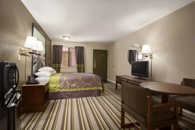 Super 8 by Wyndham Childress - photo 4