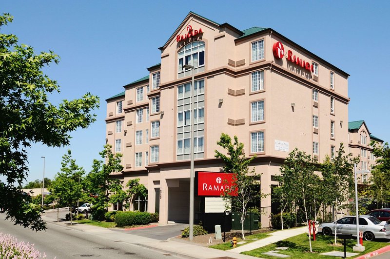 Ramada by Wyndham SeaTac Airport - photo 1