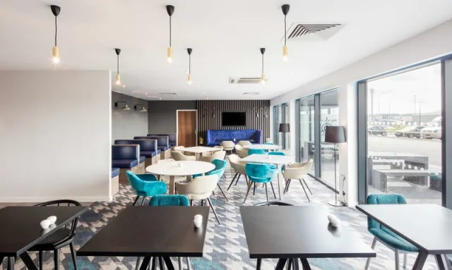 Hampton by Hilton Humberside Airport - photo 4