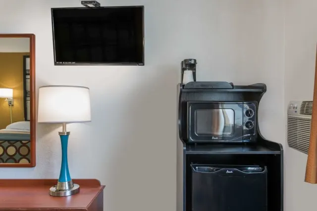 Super 8 by Wyndham Greensboro/Coliseum/Conv. - photo 2