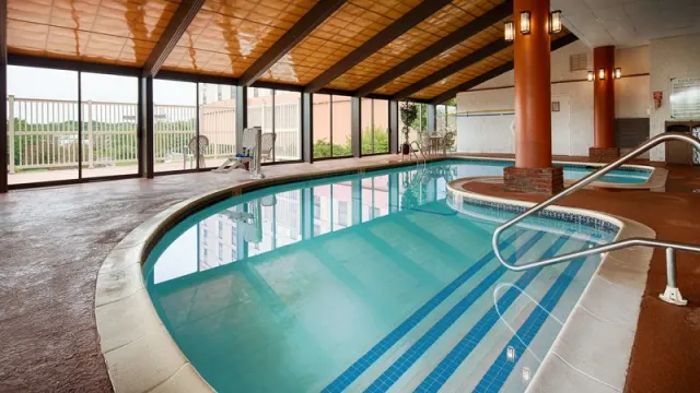 Best Western Royal Plaza Hotel  Trade Center - photo 2